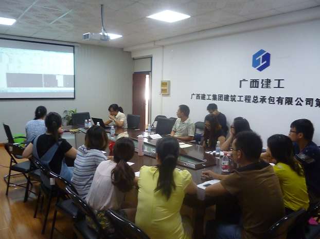 广联达BIM中心专业职员在为现场职员仔细解说