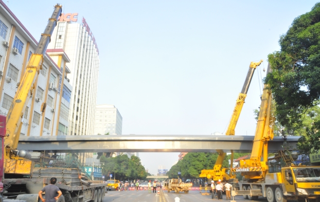 早上出门，，，，市民惊喜地发明星湖路上横空多出了两座30多米长的天桥