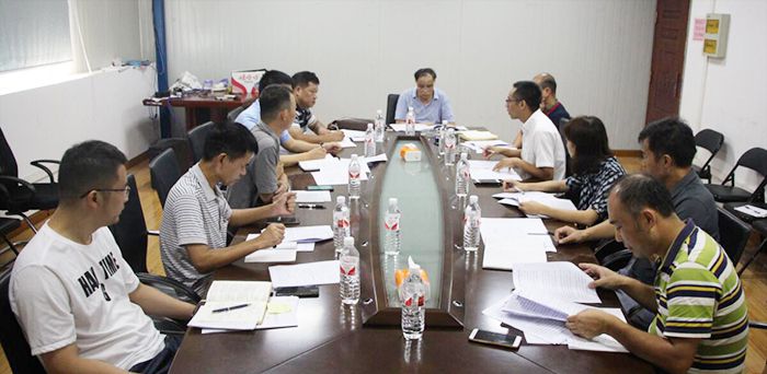 0822林平均听取项目司理汇报清欠事情希望。。。。。。谢锰摄影。。。。。。.jpg