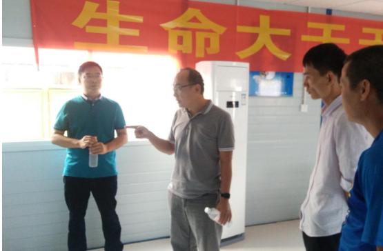 5陆烜在指导事情。。。。陈其毅 摄1.png