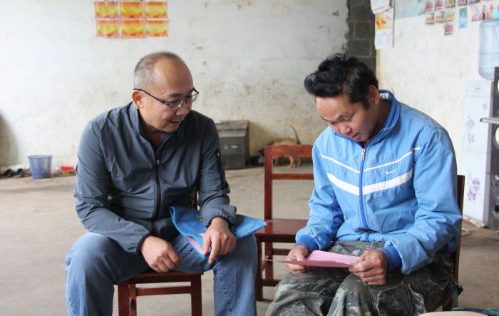 陆烜与结对帮扶贫困户.jpg