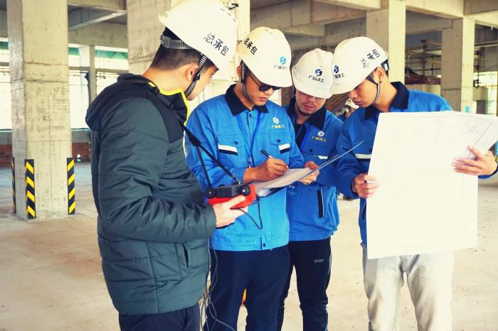 蔡仁辉（右一）加入现场质量测评事情，，，，并虚心向先进讨教质量手艺控制知识。。。谢微旋 摄.jpg