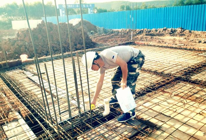 12月的深冬，，，，蔡仁辉身着短袖在现场认真开展基础及底板检查。。。刘子俊 摄.jpg