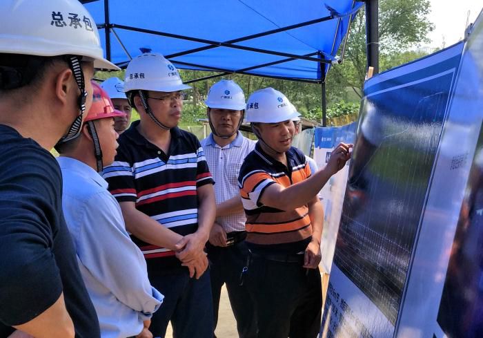 1陈祖训听取项目认真人汇报进度情形。。。陆海鹏摄_700x489.jpg