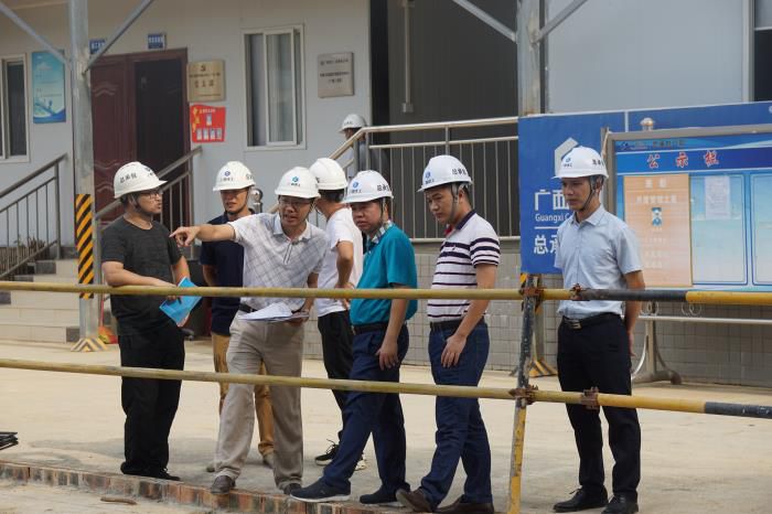 2岑廷义询问项目施工情形。。。。。。刘萌萌 摄700.JPG