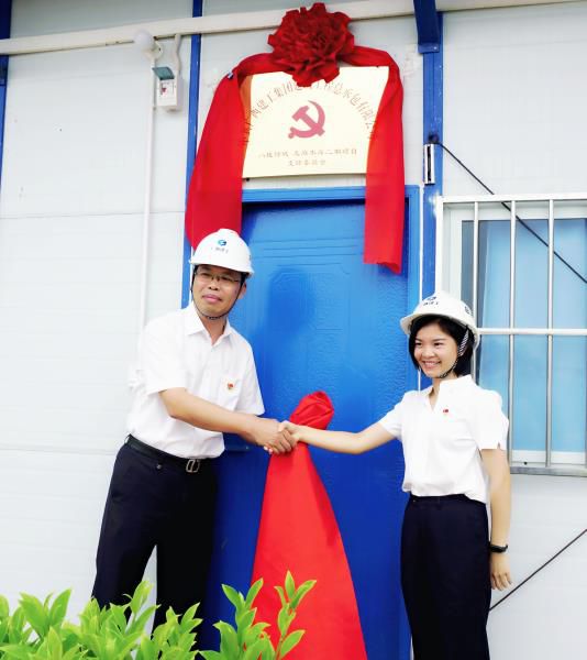 4.1陈祖训为项目党支部建设揭牌。。谢微旋 摄700.JPG