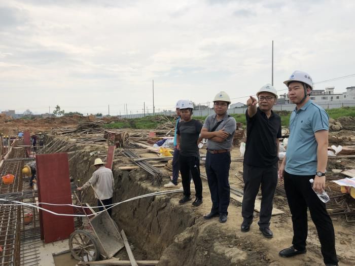 3检查现场。。。。农丰华 摄700.jpg