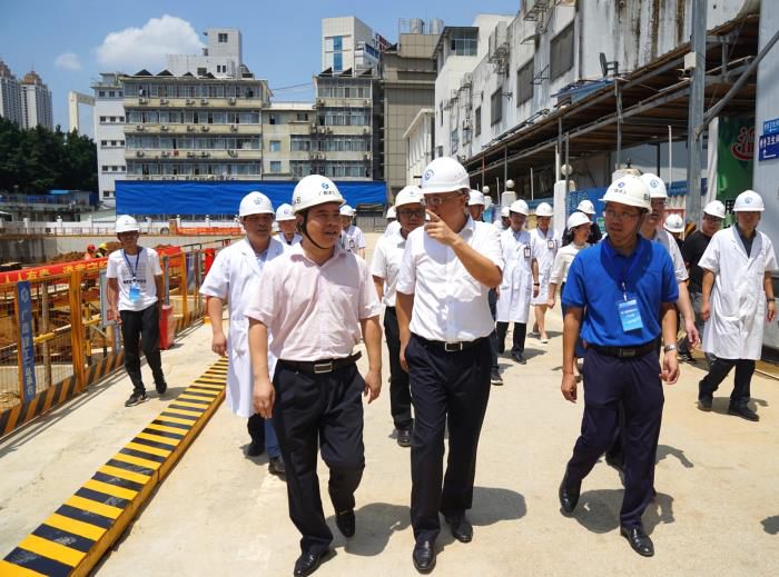 4黄俊华视察项目部。。 刘萌萌 摄700.jpg