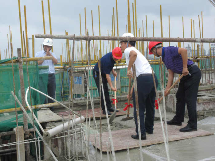 1.封顶仪式现场。。。。李丽淇 摄700.png