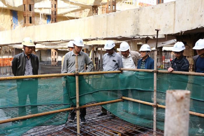 5.1陈祖训带队到二分公司自治区工业设计院危改项目检查。。张钊林 摄700.JPG