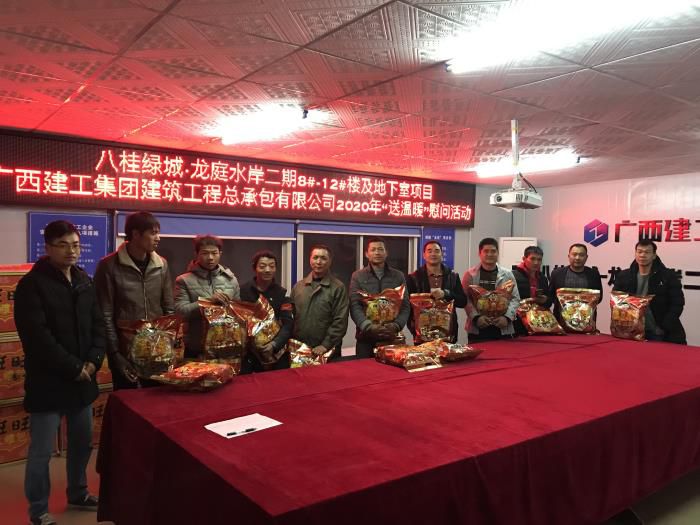 3.3一分公司龙庭水岸项目职员领取慰问品。。。。。李挺 摄700.jpg