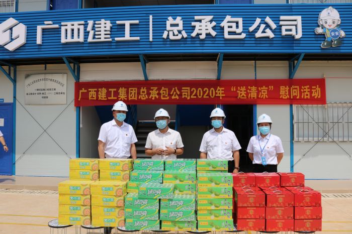 1陆烜送清凉慰问品。。 黄璐璐 摄.jpg