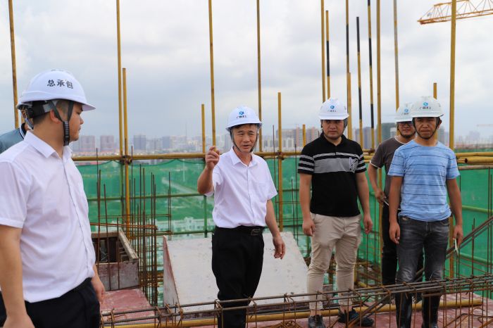 指导现场施工。。。侯建杰 摄.jpg