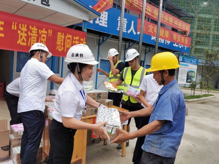 黄春玲给农民工送上清凉慰问品。。。。 王瑾贞 摄.jpg