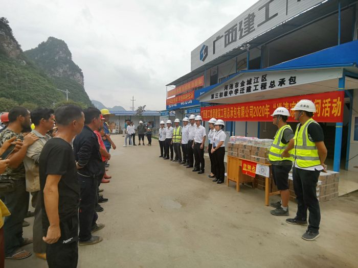 送清凉慰问活动现场。。。。贺勇 摄.jpg