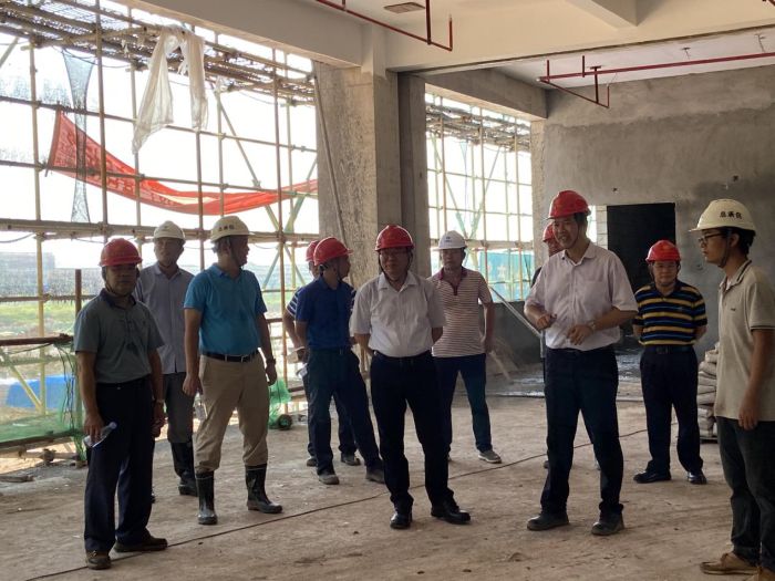 1实地审查东B-1食堂建设情形。。韦艳兰 摄.jpg