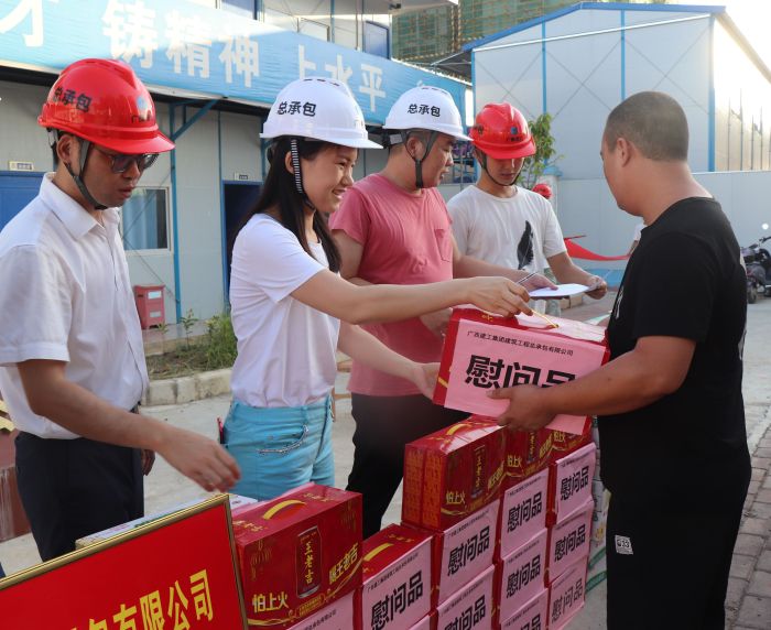 发放慰问品。。 杨俊峰 摄.jpg