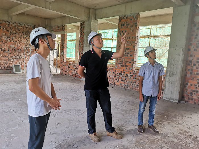 鲁立在现场指导事情。。。冯翔 摄.jpg