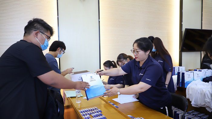 为新员工发放胸片、衣服等。。李立云 摄.JPG