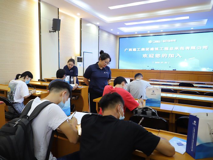 新员工签署劳动条约。。李立云 摄.JPG