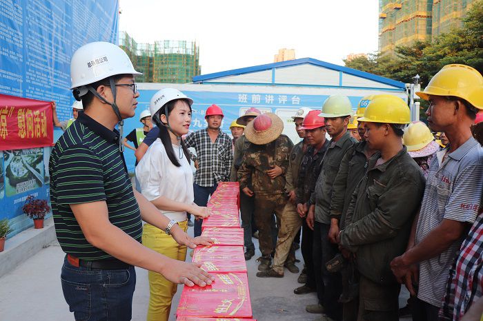 梁思赫慰问农民工。。 唐霞 摄.JPG