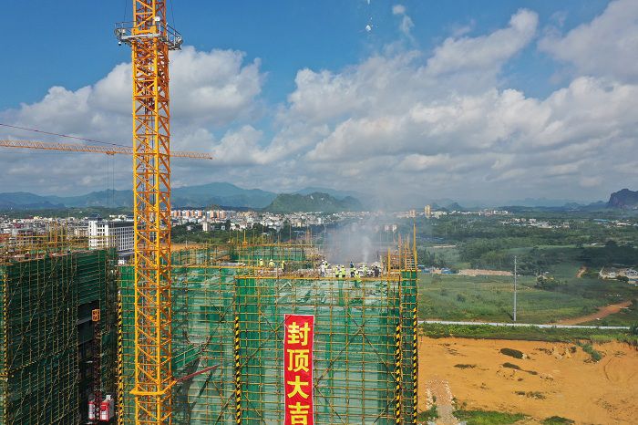 封顶照片。。。。卢瑞阳 摄.JPG