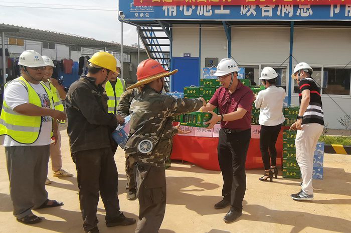 “送清凉”活动现场。。。 梁武益 摄.jpg