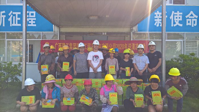 河池高中项目部慰问现场。。。。。 刘西岳 摄.jpg