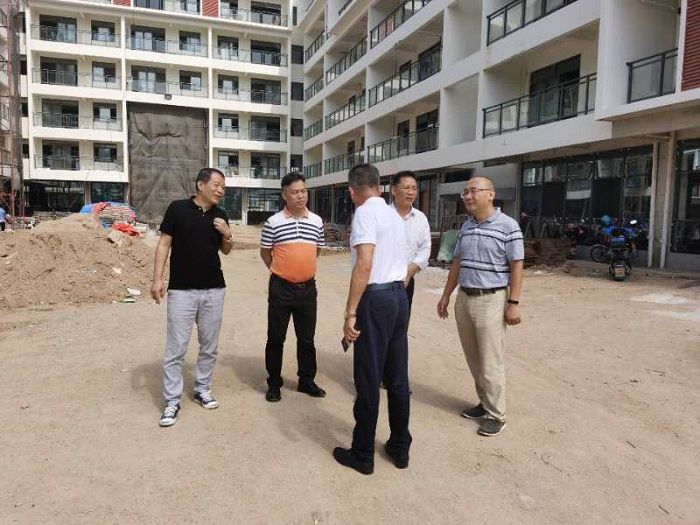 检查现场。。梁红玉 摄.jpg