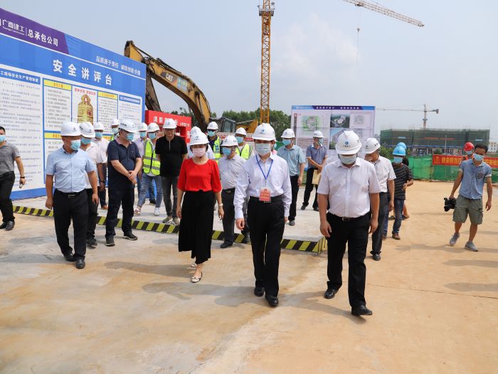 调研现场。。。。。。侯健杰 摄.jpg