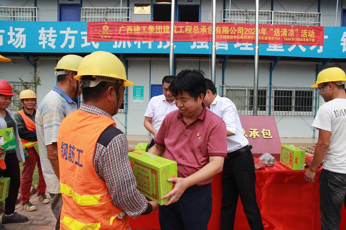 岑廷义在给工人发放慰问品。。。。。邓灿滨 摄.JPG