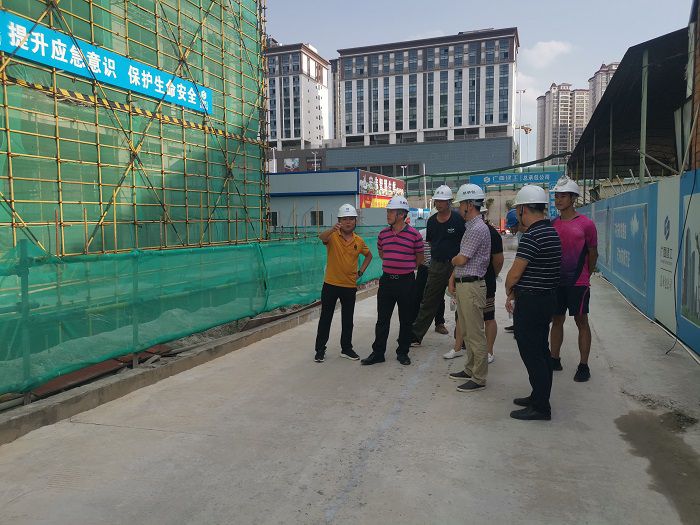 检查现场。。。。。谭凯文 摄.jpg