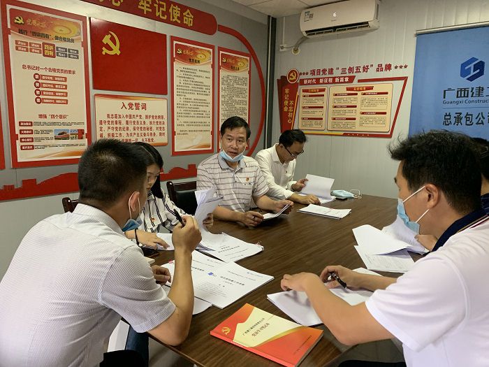 检查组检查质料。。 刘萌萌 摄.jpg