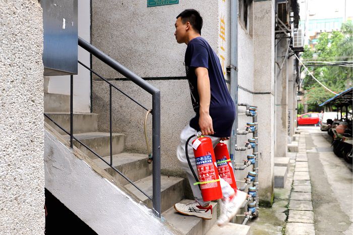 4.2 服务队把灭火器放到各楼栋（单位）3楼.JPG