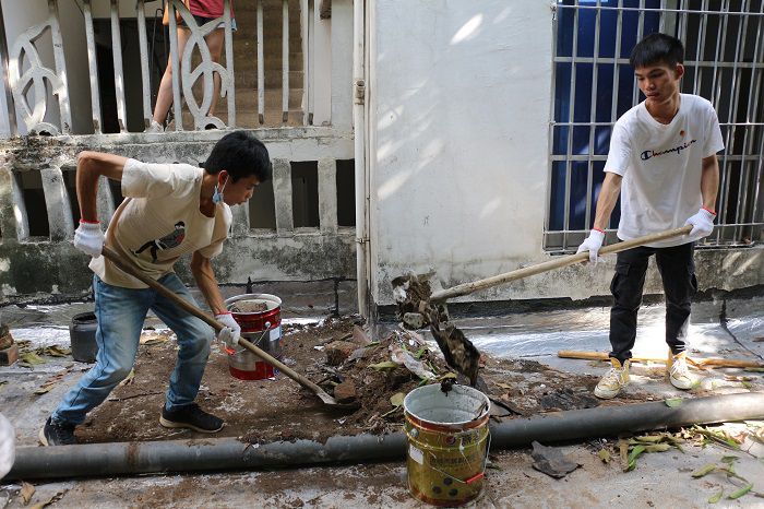 整理杂物。。。。。刘萌萌 摄.JPG