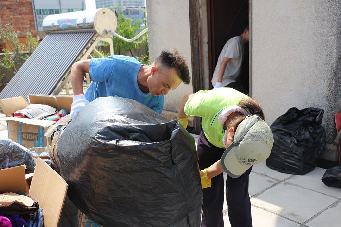 收运垃圾。。。。。刘萌萌 摄.JPG