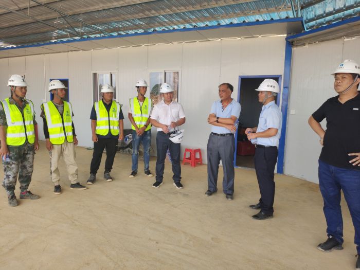 29检查现场。。。。。。蓝必峰 摄1.jpg