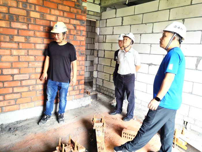 40砌砖检查。。。。罗成 摄.jpg
