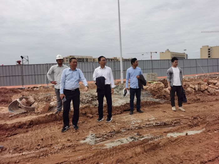 63陈祖训检查3标段图书馆地下室的土方开挖情形。。。；；；评锥 摄.jpg