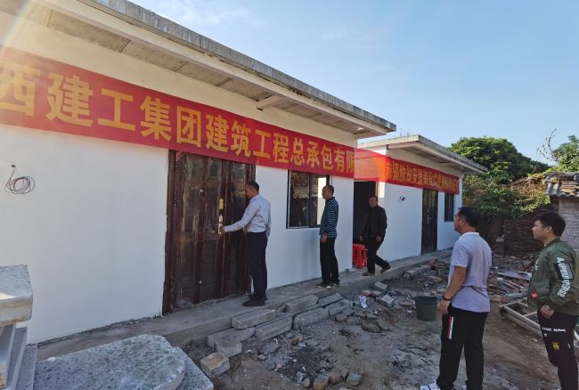 调研组考察现场1。。。。。。林磊 摄.jpg