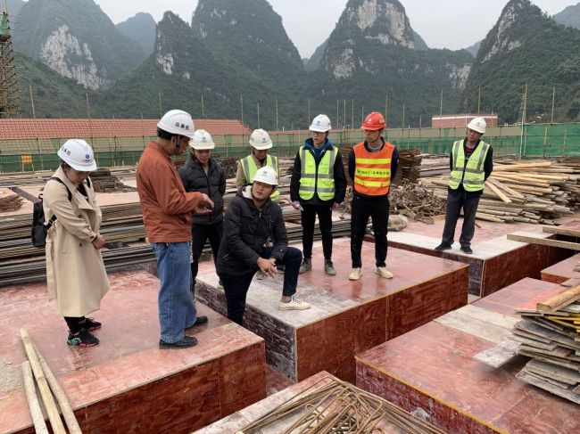 高峻模板施工现场。。。。。。陈志健 摄.jpg