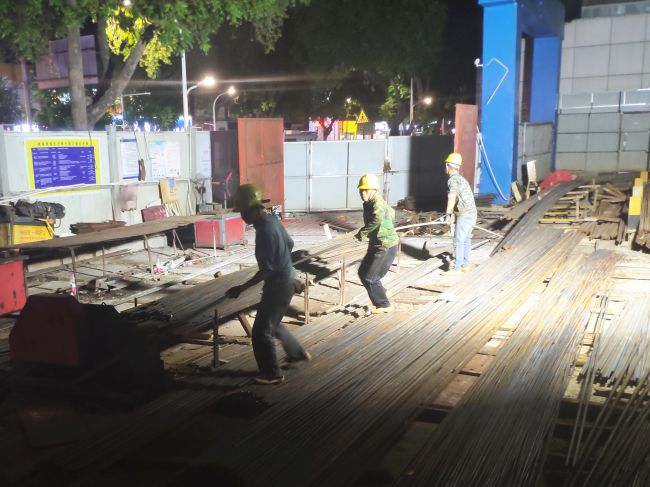 型钢梁钢筋昼夜连班制作绑扎。。。。屈元彪摄.jpg