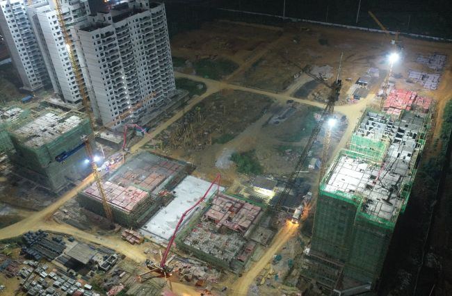 A地块夜间多个楼栋同时浇筑混凝土。。。卢瑞阳 摄.jpg