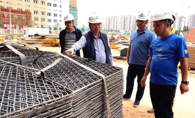 公司党委副书记、纪委书记、工会主席岑廷义深入现场审查。。谢微旋 摄.jpg