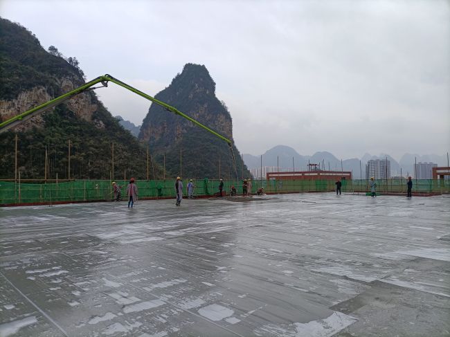 风雨操场食堂屋面层混凝土浇筑现场。。。陈志健 摄.jpg