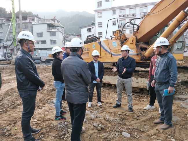 【曾总】到金秀民族小学项目检查。；；魄旄 摄.jpg