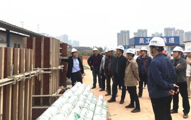 观摩现场，，，，各人认真学习。。。。。。雷嘉兴 摄.jpg