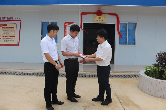 赠予红色书籍。。。。张钊林 摄（修图）.jpg