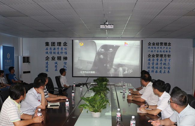 主题党日活动观影现场。。。。张钊林 摄（修图）.jpg