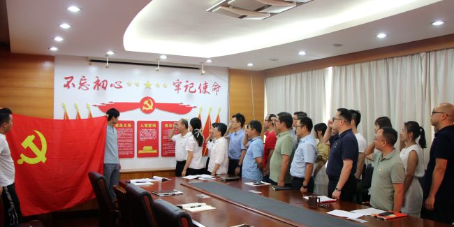 重温入党誓词。。。。。。王威海  摄.jpg